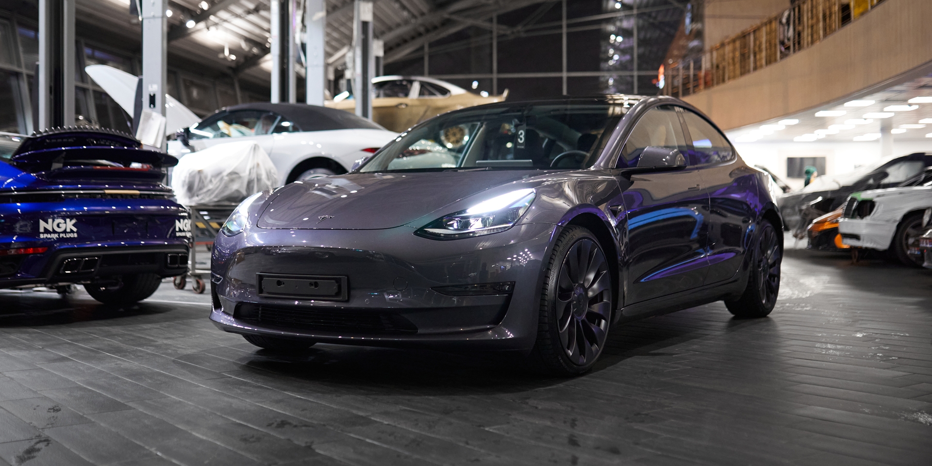 Tesla Model 3 на защите лакокрасочного покрытия