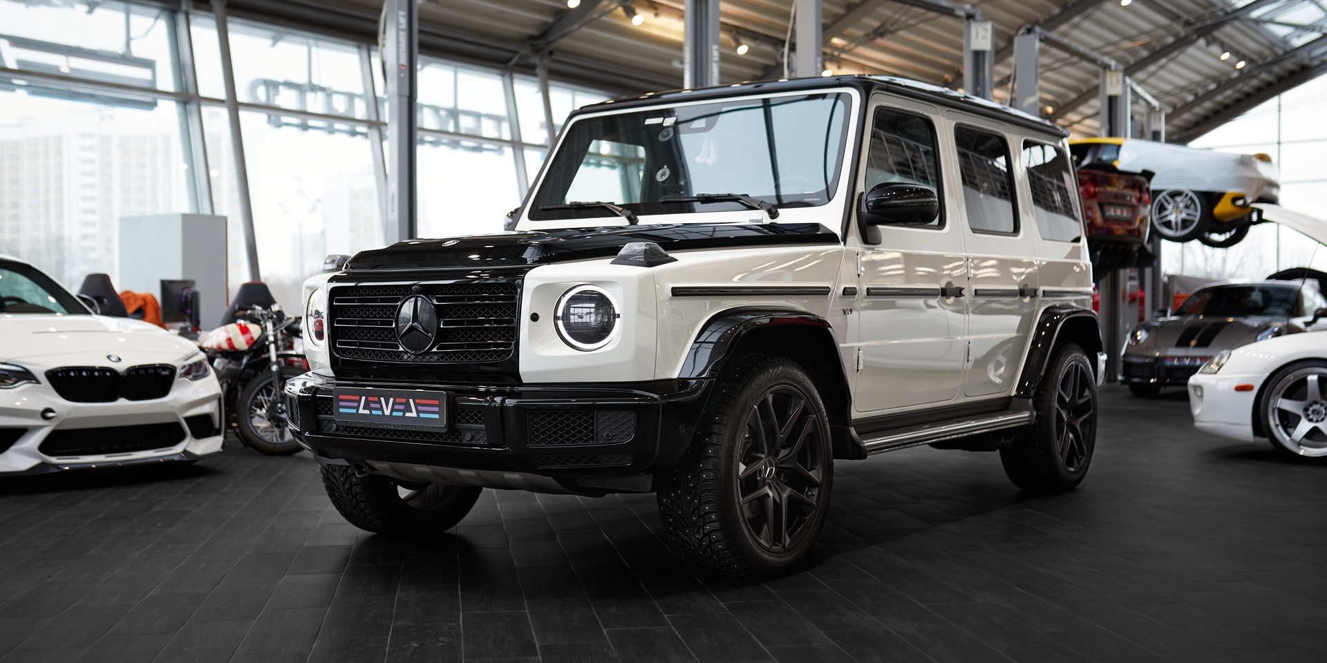 Удаление вмятины с крыши Mercedes-Benz G-class и оклейка капота​