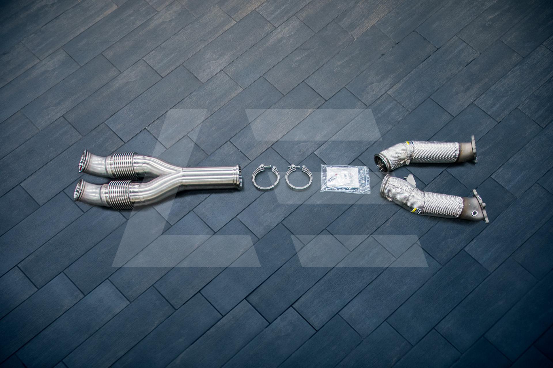 Akrapovic Приемные трубы (Downpipes) под штатные турбины Nissan GT-R R35 2008 Изображение №1