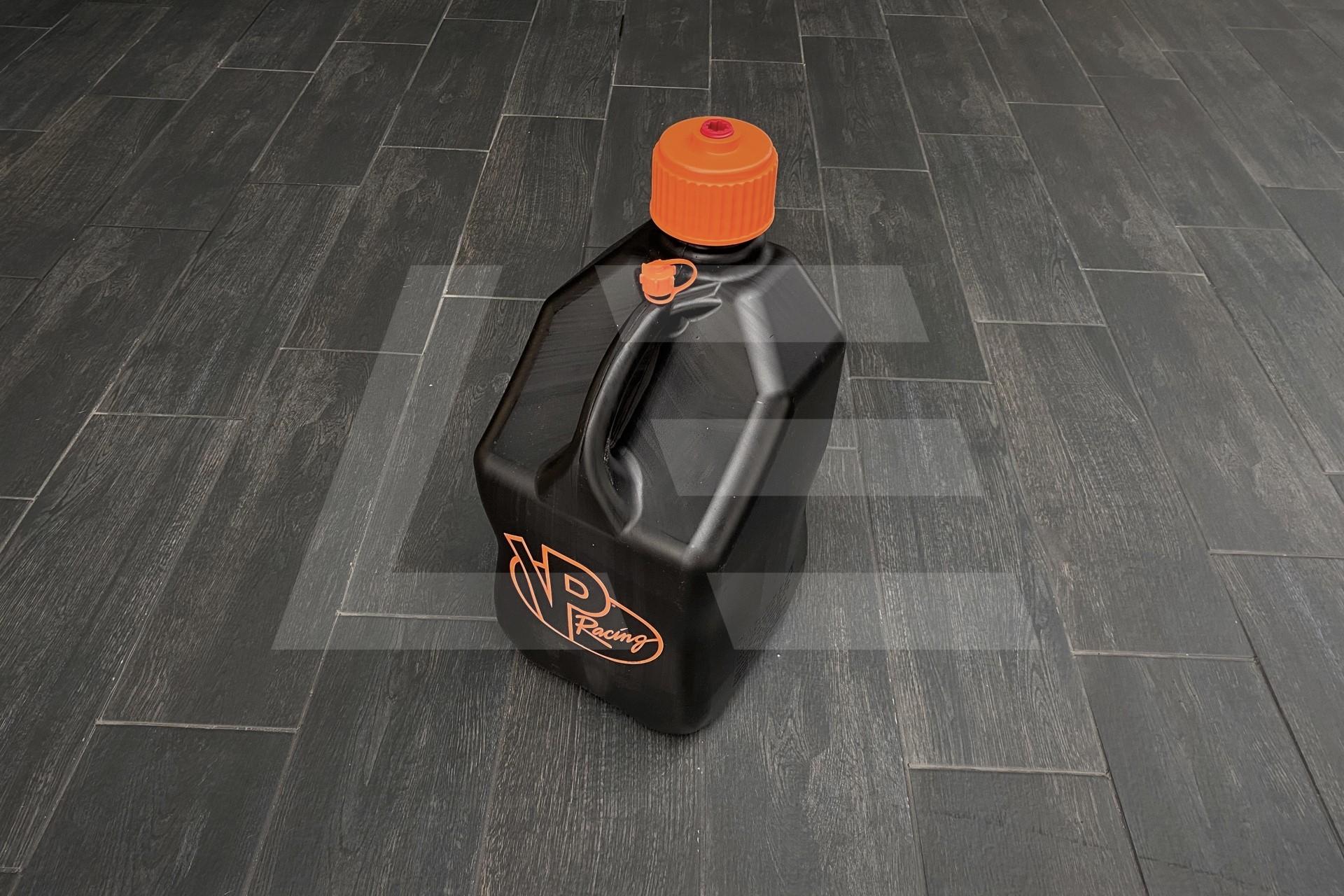 VP Racing Fuels VP Канистра 5 галлонов черная с оранжевой крышкой Изображение №1