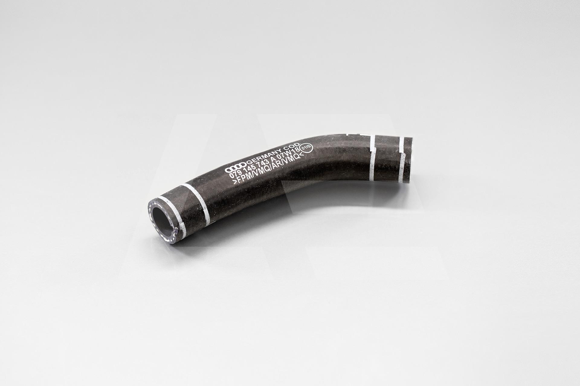 VAG 079145743A Шланг обратки турбины левый Изображение №1