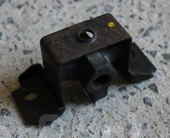 Nissan 20651JF40A Кронштейн системы выхлопа  GTR R35 Изображение №1