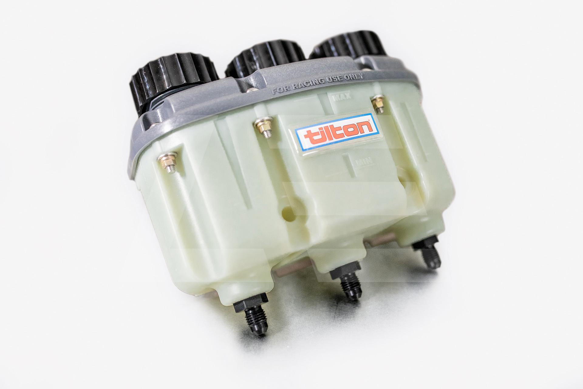 Tilton Бачок тормозной жидкости 3 секции, выходы вниз Изображение №1