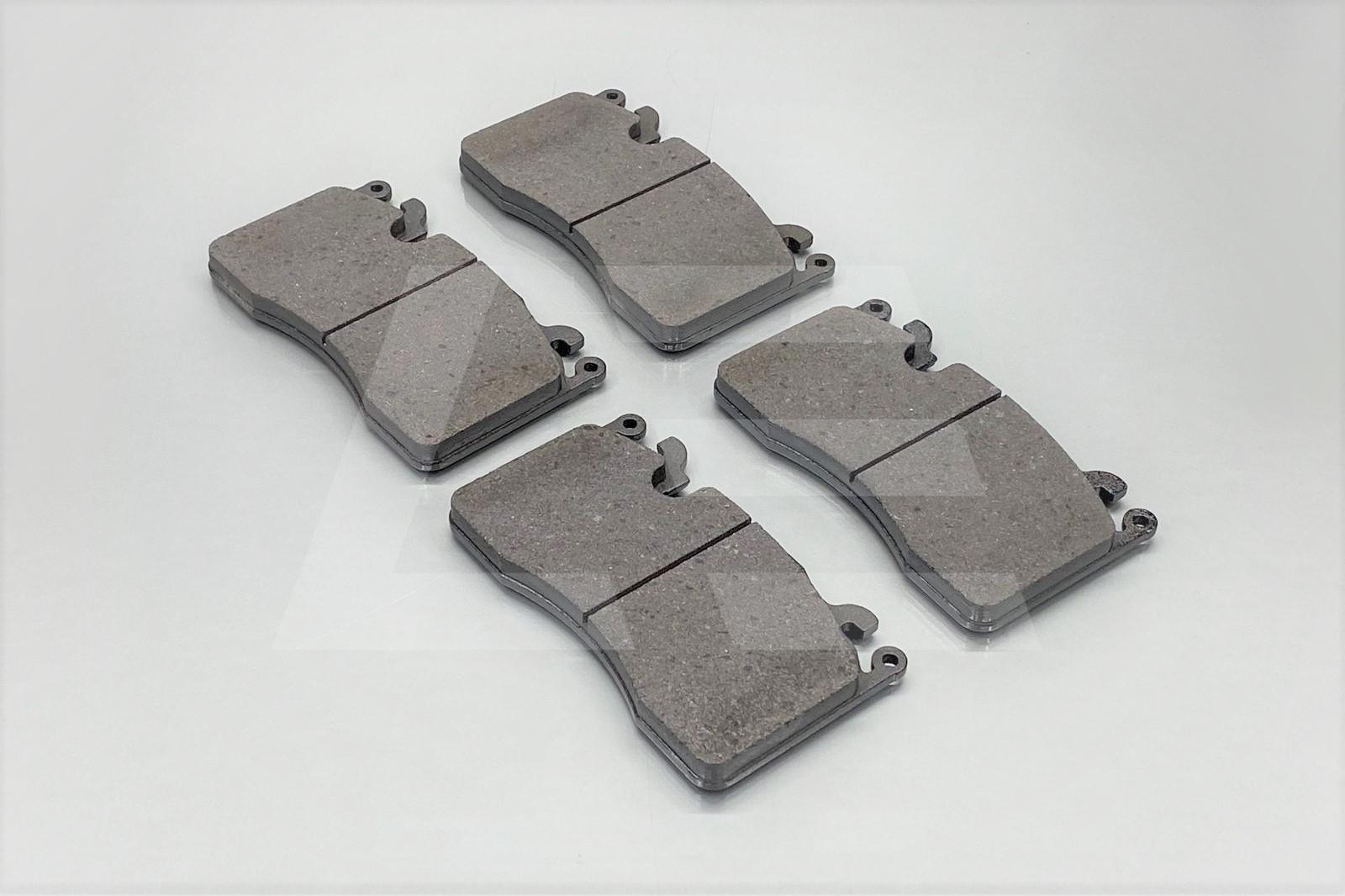 McLaren Колодки тормозные передние с установочным комплектом, карбон Изображение №1