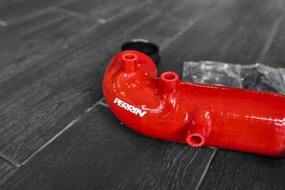 Perrin Performance Впускной патрубок, инлет красный Subaru 02-07 WRX / 04-21 STI Фото