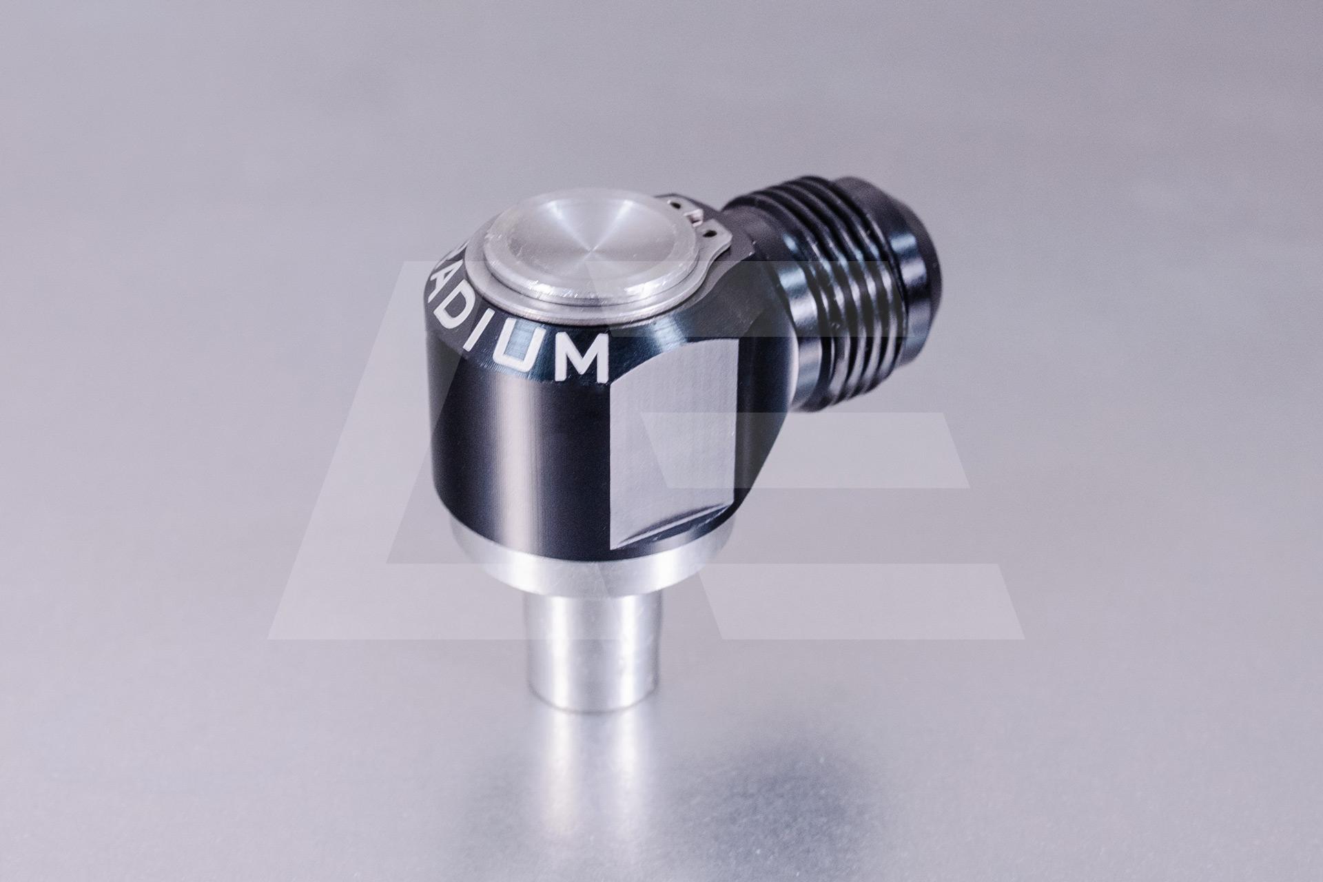 Radium Engineering Фитинг AN10 вентиляции картера в клаппаную крышку со стороны выпуска 2JZ Изображение №1